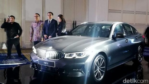 BMW Group Indonesia memperkenalkan varian kedua Seri 3 terbaru, yaitu BMW 320i Sport.