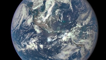 The Epic Earth: Nama ini diambil dari singkatan kamera yang menangkap gambar tersebut, yaitu Earth Polychromatic Imaging Camera (EPIC). Foto ini diambil pada 6 Juli 2015 dengan jarak 1,6 juta km dari Bumi. Foto: NASA  