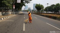 Penutupan ini dilakukan berkaitan adanya rencana massa yang akan demo di depan DPR.