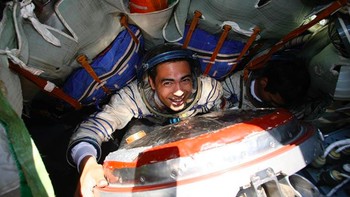 Shukor lahir pada 27 Juli 1972. Pada tahun 2006, ia menjadi finalis dalam seleksi program antariksa Angkasawan yang diselenggarakan Malaysia bekerja sama dengan Rusia. Malaysia mendapat jatah menerbangkan seorang warganya ke ISS setelah membeli 18 jet Sukhoi dari Rusia. Foto: Instagram