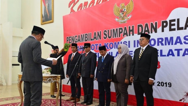 Lantik Komisi Informasi Sulsel, Gubernur Ingatkan Kerja Sama Pelayanan Publik Lantik Komisi Informasi Sulsel, Gubernur Ingatkan Kerja Sama Pelayanan Publik