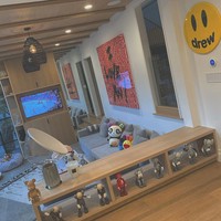 Berdasarkan foto-foto tersebut, Justin menempati rumah bergaya interior yang stylish. Beberapa sudut rumahnya yang didominasi kayu itu terlihat dihiasi berbagai lukisan dan pajangan artistik. Foto: Instagram @justinbieber