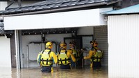 Selain itu, para petugas gabungan itu pun menyesiri satu per satu rumah untuk mengevakuasi penghuninya ke tempat yang lebih aman usai air Sungai Chikuma meluap dan menyebabkan banjir di kawasan Prefektur Nagano, Jepang.