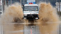 Petugas menggunakan mobil mencoba masuk ke kawasan Prefektur Nagano, untuk melakukan evakuasi.  