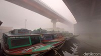 Para sopir kapal memilih bersandar karena takut menabrak.