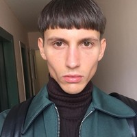 Danil, model asal Moskow ini populer karena dianggap memiliki fitur wajah seperti alien. Danil yang kerap travelling ini selain sibuk modelling juga menekuni pendidikan di jurusan teknik industri. Foto: Dok. Instagram