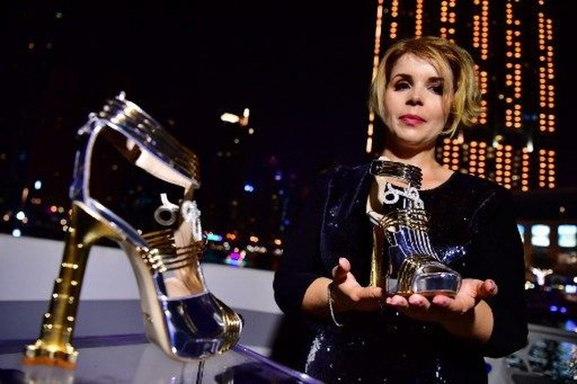 Tidak hanya itu, Antonio bahkan juga menggunakan batu meteorit yang ditemukan di Argentina pada 1576 sebagai material. Adapun bagian hak dibuat dari emas yang diukir membentuk Burj Khalifa, gedung tertinggi di dunia yang memiliki 163 lantai. (Foto: GIUSEPPE CACACE / AFP)