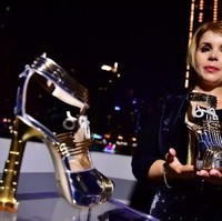 Tidak hanya itu, Antonio bahkan juga menggunakan batu meteorit yang ditemukan di Argentina pada 1576 sebagai material. Adapun bagian hak dibuat dari emas yang diukir membentuk Burj Khalifa, gedung tertinggi di dunia yang memiliki 163 lantai. (Foto: GIUSEPPE CACACE / AFP)