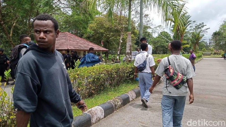 Gegara Katering, Pelajar Blokir Akses Masuk Sentra Pendidikan Timika Gegara Katering, Pelajar Blokir Akses Masuk Sentra Pendidikan Timika