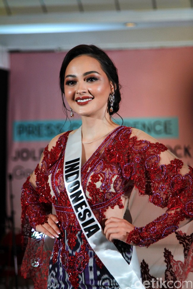 Jolene Marie saat jumpa pers jelang keberangkatannya ke Miss International 2019 tampil cantik berkat riasan dari makeup artist Bumiauw. Jumpa pers ini digelar di Aula Sasono Wiwoho, Jl. Ki Mangunsarkoro No. 69, Menteng, Jakarta Pusat, Senin (14/9/2019). Foto: Muhammad Abduh/Detikcom