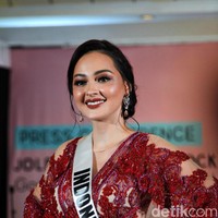 Jolene Marie saat jumpa pers jelang keberangkatannya ke Miss International 2019 tampil cantik berkat riasan dari makeup artist Bumiauw. Jumpa pers ini digelar di Aula Sasono Wiwoho, Jl. Ki Mangunsarkoro No. 69, Menteng, Jakarta Pusat, Senin (14/9/2019). Foto: Muhammad Abduh/Detikcom