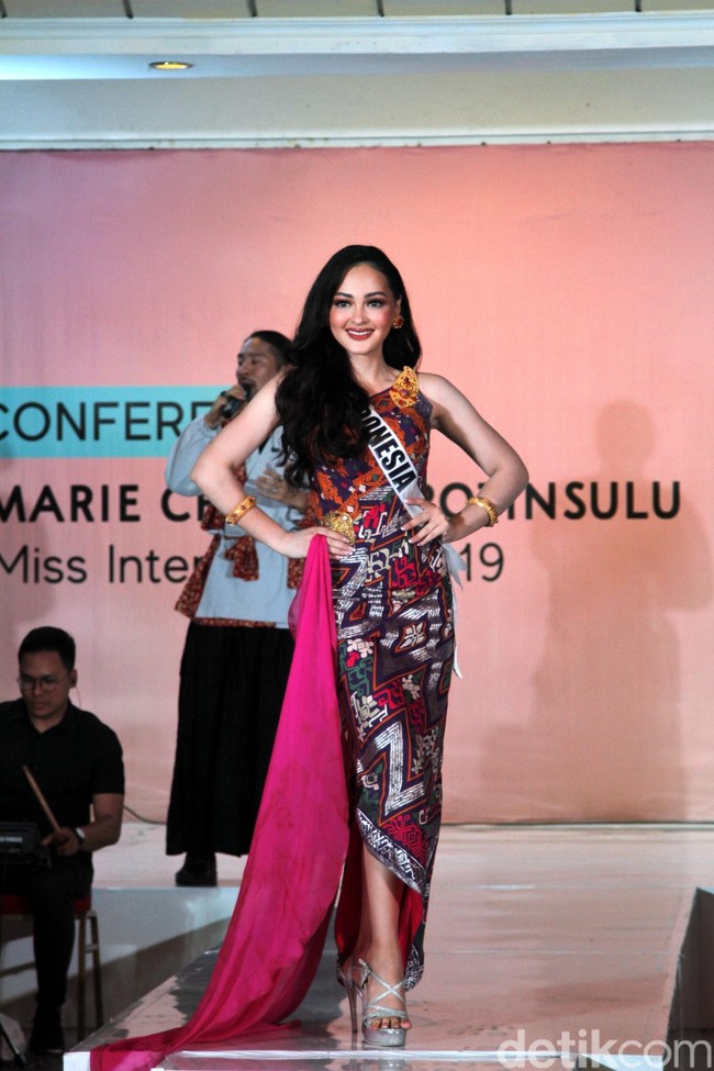 Selain membawa gaun berbahan kain Bantenan, Jolene Marie juga akan menampilkan keindahan kain Indonesia lainnya di Miss International 2019. Dia akan memakai gaun berbahan kain songket Bali, Sidemen, karya desainer Priyo Oktaviano. Foto: Muhammad Abduh/Detikcom