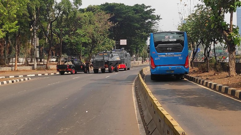 Jalan Gatsu ke DPR Ditutup hingga 20 Oktober, TransJ Alami Pengalihan Rute Jalan Gatsu ke DPR Ditutup hingga 20 Oktober, TransJ Alami Pengalihan Rute