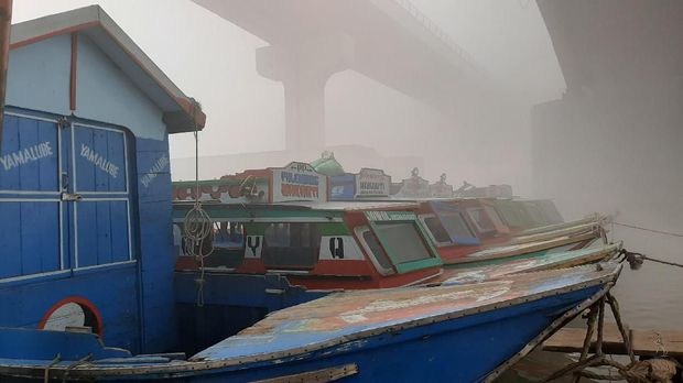  Pekatnya kabut asap terlihat saat mata memandang dari bundaran air mancur ke arah stasiun dan Jembatan Ampera.