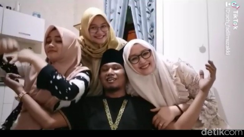 Lora Fadil bersama tiga istrinya. Foto: Tangkapan Layar Lora Fadil bersama tiga istrinya. Foto: Tangkapan Layar