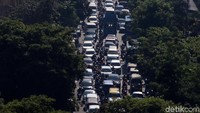 Proyek pembangunan flyover Jalan Jakarta-Supratman menyebabkan penyempitan jalan.