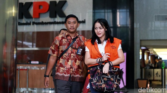 Tersangka kasus suap proyek pekerjaan di Pemkab Bengkayang tahun 2019, Nelly Margaretha usai jalani pemeriksaan lanjutan di KPK.