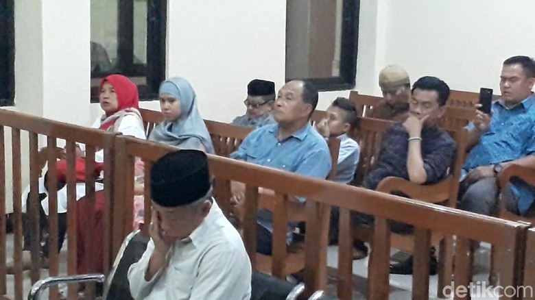 Sidang Pleidoi Qomar, Pelawak Farly sampai Eman Datangi PN Brebes Sidang Pleidoi Qomar, Pelawak Farly sampai Eman Datangi PN Brebes