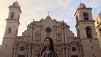 Bangunan bersejarah lainnya yang ia kunjungi berada di Kuba, yaitu Havana Cathedral. (Foto: Instagram @jelly_jilli)