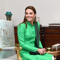 Tidak ketinggalan clutch hijau velvet dan heels senada yang memberi kesan chic. (Foto: Getty Images)