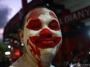 Tingkah Polah Suporter Indonesia dan Vietnam di Bali
