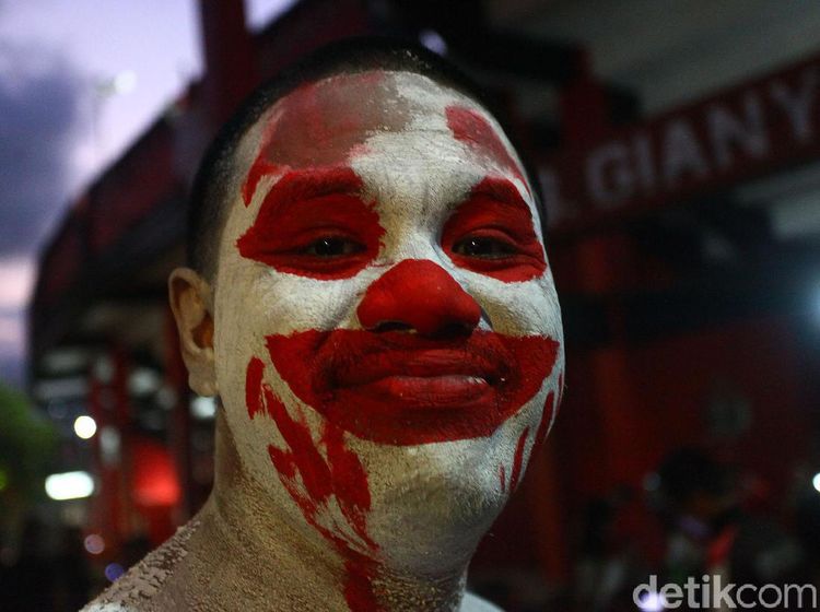 Tingkah Polah Suporter Indonesia dan Vietnam di Bali
