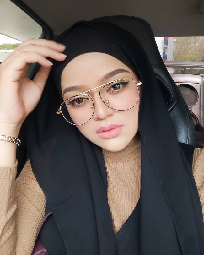 Kerja keras dan dedikasinya membuahkan hasil. Halaman Facebook-nya, Make up by Bellaz, memiliki lebih dari 1,4 juta pengikut. Bellaz pun menjadi makeup artist terkenal yang pernah diundang untuk mengadakan lokakarya di Brunei dan Singapura. Bahkan pernah ada seorang penggemar dari Dubai yang terbang ke Malaysia hanya untuk menghadiri kelas makeup-nya, dimana Bellaz membebankan Rp 1,5 juta per siswa.  Foto: Instagram @muabellaz