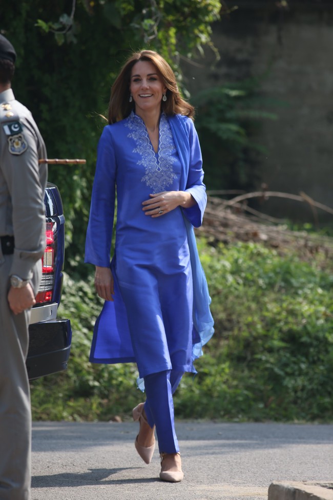 Baju bergaya tunik itu juga dipermanis selendang yang menjuntai dari bahunya. Kate lalu memaksimalkan gayanya dengan kitten heels berwarna heels. (Foto: Getty Images)