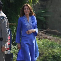 Baju bergaya tunik itu juga dipermanis selendang yang menjuntai dari bahunya. Kate lalu memaksimalkan gayanya dengan kitten heels berwarna heels. (Foto: Getty Images)