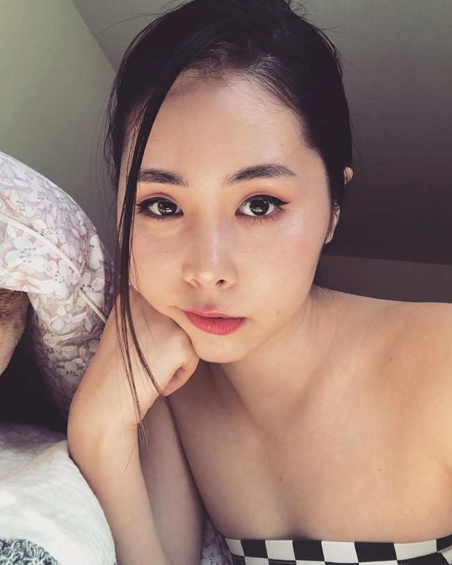 Kim Eunmi atau lebih dikenal sebagai Grazy Grace dikenal sebagai YouTuber yang kerap berbagi cerita, vlog, hingga cover lagu. Orang Korea-Amerika itu pun sering mengungkap rahasia dan sisi gelap dunia KPop yang tak banyak orang tahu. Foto: Instagram @gebabyk