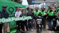 Penumpang MRT yang turun di kawasan Lebak Bulus tidak perlu waktu lama lagi untuk menunggu jemputan ojol sebagai transportasi lanjutan, karena kini telah tersedia layanan Goride Instan.