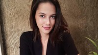 Ditemani secangkir es teh, Juria tak lewatkan pose di kafe Instagramable. Dengan outfit sederhana, kecantikan Juria tetap terpancar ya? Foto: Instagram milkshakesspeare