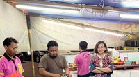 Ternyata politikus ini sangat menyukai jajanan martabak. Ia sampai mengunggah foto saat dirinya menunggu martabak pesannya dibuat. Bahagia aku sederhana, menunggu martabak matang,. Foto: Instagram @wanda_hamidah