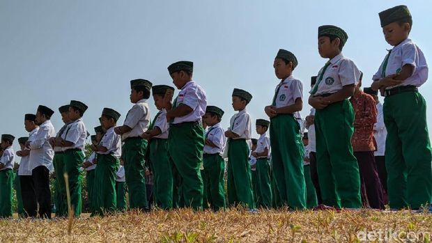 Cuaca Panas Bikin Tak Nyaman Belajar, Puluhan Siswa MI di Mojokerto Gelar Salat Minta Hujan