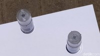 Irma dan Farid melakukan percobaan dengan tumbler dan botol mineral. Mereka mengamati botol memang benar tak memiliki bayangan saat itu. Rupanya saat matahari tepat berada di posisi paling tinggi di langit dan tepat berada diatas kepala atau dititik Zenit, bayangan benda hilang, menyatu dengan benda tersebut. Hal ini berlangsung tidak lebih dari 1 menit.