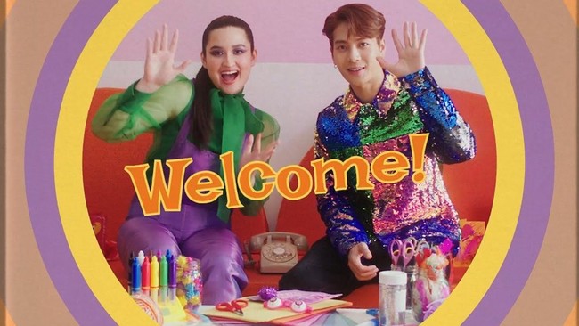 Nama Stephanie Poetri jadi booming setelah merilis single I Love You 3000. Gara-gara lagunya itu, putri Titi DJ itu pun ditarik oleh 88Rising, kolektif musik dengan sejumlah artis hip hop Asia yang berbasis di Amerika Serikat. Salah satu artis 88 Rising yang populer adalah Rich Brian. Staphanie pun punya gaya unik yang mencuri perhatian dengan baju warna-warni.  Foto: YouTube