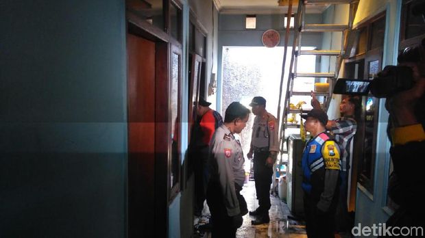 Polisi periksa lokasi kejadian/