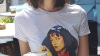 Ketika di Bali, wanita berambut pirang ini menikmati secangkir kopi. Kala itu Juria memberi tahu dirinya tengah di Seminyak. Foto: Instagram milkshakesspeare