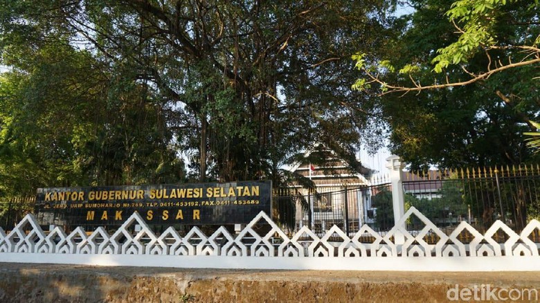 2 Perusak Pagar Kantor Gubernur Sulsel saat Orasi Siap Lawan Tuhan Ditangkap 2 Perusak Pagar Kantor Gubernur Sulsel saat Orasi Siap Lawan Tuhan Ditangkap