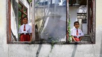 Atap seng yang sudah rusak tidak dapat digunakan lagi saat hujan.