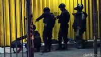 Tim Gegana dan penjinak bom (Jibom) Polda Jatim diterjunkan untuk memeriksa tas yang berada di depan pertokoan, Jalan Jenggolo, Sidoarjo.