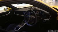 Geser ke bagian dalam, Porsche tipe 992 menampilkan area interior yang sporty.