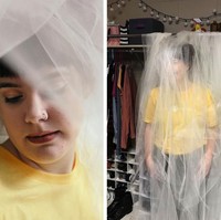 Kain tulle ternyata bisa dijadikan aksesori foto yang cukup menarik. Kain ini bisa dipasangkan di mana saja, salah satunya di tempat penyimpanan baju seperti yang dilakukan pembuat foto ini. Ini bisa dijadikan salah satu rekomendasi bagi kamu yang ingin berfoto romantis. Foto: distressyy/Twitter