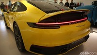 Desain eksterior Porsche 911 tipe 992 sudah dibekali kaca sunroof. Kaki-kakinya sudah dilengkapi roda ukuran 20 inci di depan dan 21 inci di belakang, dengan desain Carrera Classic.