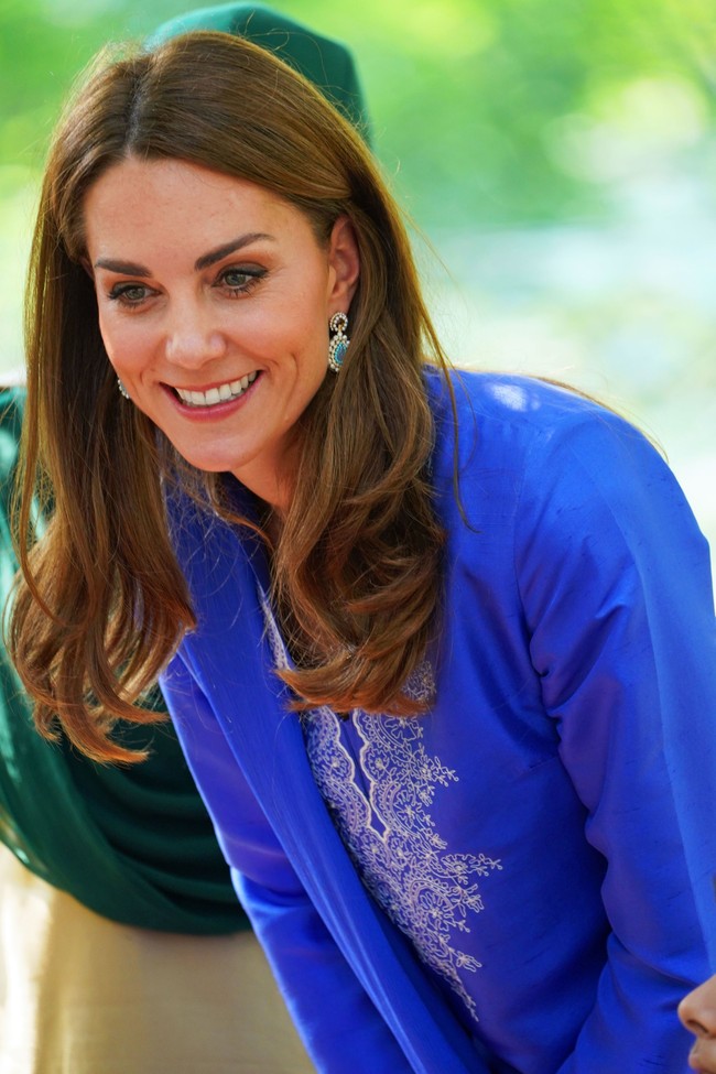 Sebagai sentuhan akhir, Kate mengandalkan anting bergaya etnik dengan aksen batu turquoise. (Foto: Getty Images)