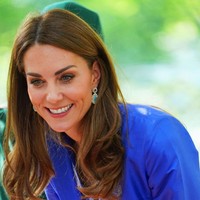 Sebagai sentuhan akhir, Kate mengandalkan anting bergaya etnik dengan aksen batu turquoise. (Foto: Getty Images)
