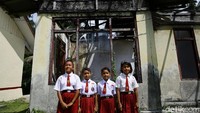 Terlihat bangunan hanya terdiri dari tembok tanpa atap.