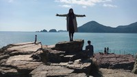 Sulli tidak ragu berfoto di atas batu karang. (Foto: Instagram @jelly_jilli)