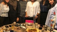 Di samping kesibukkannya menjadi politikus, Wanda juga masih menyempatkan untuk makan bersama teman satu sekolahnya saat SMA dulu. Foto: Instagram @wanda_hamidah