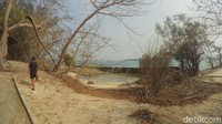 Pulau Bulat sedianya bukan merupakan pulau wisata seperti Pulau Bidadari atau Pulau Tidung. Namun, wisatawan diperbolehkan berkunjung ke sana untuk berwisata (Kurnia/detikcom)  